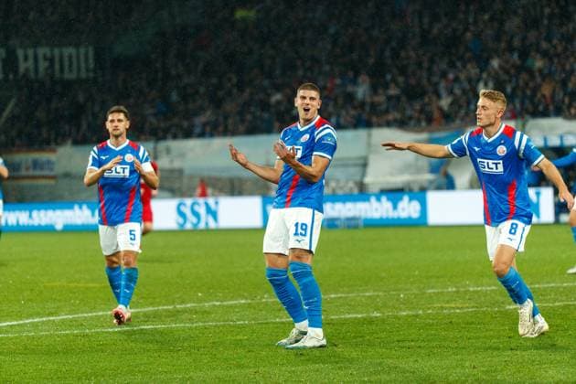 in the middle Jan Mejdr Rostock is disappointed, angry, frustrated, angry, left Marco Schuster Rostock and right Cedric Harenbrock Rostock GER, FC Hansa Rostock vs SC Verl, Football, Men, 3 Liga, Matchday 13, Season 2025 2026, 01 11 2025 Rostock Ostseestadion Mecklenburg Vorpommern Germany