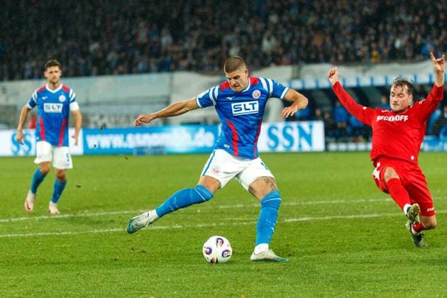 left shot on goal Jan Mejdr Rostock vs Yari Otto VERL GER, FC Hansa Rostock vs SC Verl, Soccer, Men, 3 Liga, Matchday 13, Season 2025 2026, 01 11 2025 Rostock Ostseestadion Mecklenburg Vorpommern Germany