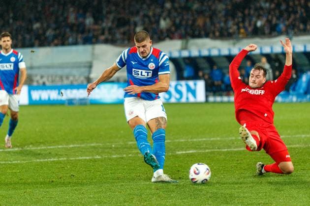 left shot on goal Jan Mejdr Rostock vs Yari Otto VERL GER, FC Hansa Rostock vs SC Verl, Soccer, Men, 3 Liga, Matchday 13, Season 2025 2026, 01 11 2025 Rostock Ostseestadion Mecklenburg Vorpommern Germany