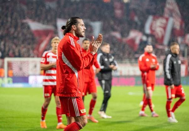 Soccer, Men, Season 2025 2026, 1 Bundesliga 9 Matchday , 1 FC Union Berlin SC Freiburg, Christopher Trimmel 1 FC Union , Disappointment after the final whistle, 01 11 2025, Copyright: xMatthiasxKochx