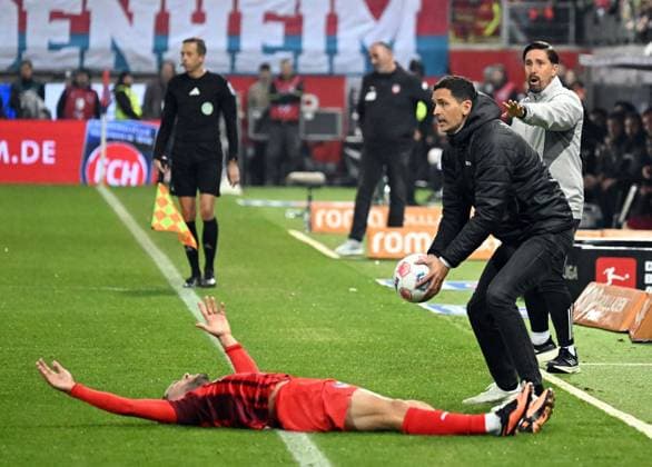 01 11 2025, xjhx, Soccer 1 Bundesliga, 1 FC Heidenheim Eintracht Frankfurt v l Arijon Ibrahimovic 1 FC Heidenheim , Coach Dino Toppmöller Toppmoeller Eintracht Frankfurt DFL DFB REGULATIONS PROHIBIT ANY USE OF PHOTOGRAPHS as IMAGE SEQUENCES and or QUASI VIDEO Heidenheim