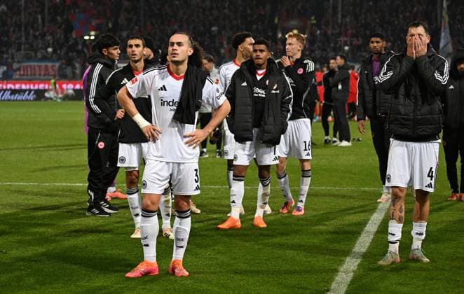 01 11 2025, xjhx, Football 1 Bundesliga, 1 FC Heidenheim Eintracht Frankfurt v l Arthur Theate Eintracht Frankfurt , Robin Koch Eintracht Frankfurt disappointed, disappointed looking, dissapointed DFL DFB REGULATIONS PROHIBIT ANY USE OF PHOTOGRAPHS as IMAGE SEQUENCES and or QUASI VIDEO Heidenheim
