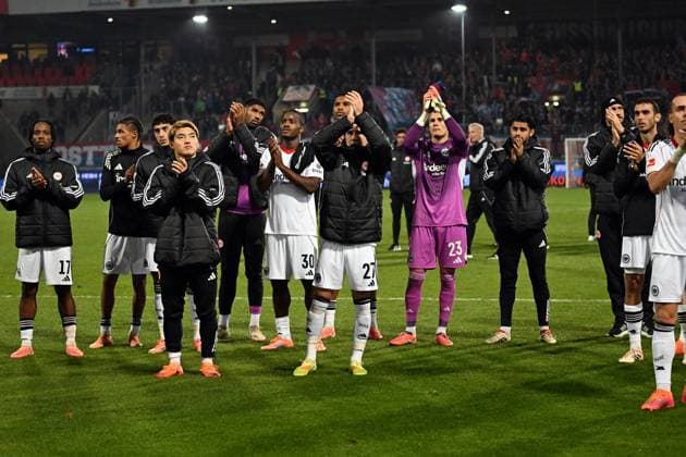 01 11 2025, xjhx, Football 1 Bundesliga, 1 FC Heidenheim Eintracht Frankfurt v l Ritsu Doan Eintracht Frankfurt , Robin Koch Eintracht Frankfurt thanks the fans DFL DFB REGULATIONS PROHIBIT ANY USE OF PHOTOGRAPHS as IMAGE SEQUENCES and or QUASI VIDEO Heidenheim