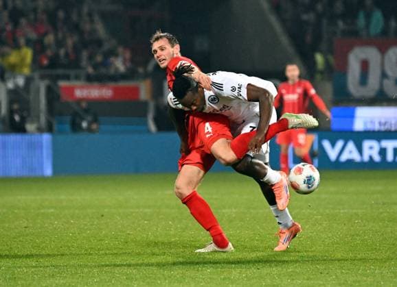 01 11 2025, xjhx, Football 1 Bundesliga, 1 FC Heidenheim Eintracht Frankfurt v l Tim Siersleben 1 FC Heidenheim , Michy Batshuayi Eintracht Frankfurt DFL DFB REGULATIONS PROHIBIT ANY USE OF PHOTOGRAPHS as IMAGE SEQUENCES and or QUASI VIDEO Heidenheim
