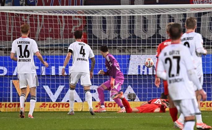 01 11 2025, xjhx, Soccer 1 Bundesliga, 1 FC Heidenheim Eintracht Frankfurt v l Michael Zetterer Eintracht Frankfurt , Marvin Pieringer 1 FC Heidenheim DFL DFB REGULATIONS PROHIBIT ANY USE OF PHOTOGRAPHS as IMAGE SEQUENCES and or QUASI VIDEO Heidenheim