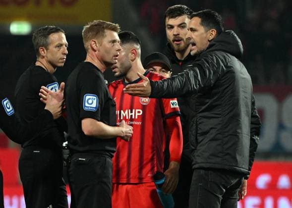 01 11 2025, xjhx, Soccer 1 Bundesliga, 1 FC Heidenheim Eintracht Frankfurt v l Referee Christian Dingert, Coach Dino Toppmöller Toppmoeller Eintracht Frankfurt gives instructions DFL DFB REGULATIONS PROHIBIT ANY USE OF PHOTOGRAPHS as IMAGE SEQUENCES and or QUASI VIDEO Heidenheim