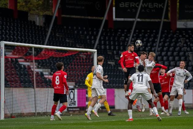 Volkan Celiktas SG Sonnenhof Großaspach, 05 clears a corner kick with his head, SG Sonnenhof Großaspach vs 1 FSV Mainz 05 II, Football, Regionalliga Südwest, Matchday 15, Season 2025 2026, 01 11 2025 SG Sonnenhof Großaspach vs 1 FSV Mainz 05 II, Football, Regionalliga Südwest, Matchday 15, Season 2025 2026, 01 11 2025 Aspach Copyright: xEibner-Pressefoto PhilipxZieglerx EP_PZR