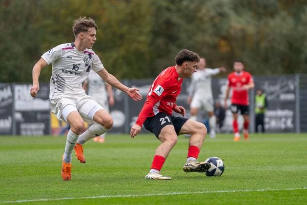 Duel between Luca Damiano Molinari SG Sonnenhof Großaspach, 27 and Tim Mueller 1 FSV Mainz 05 II, 22 , SG Sonnenhof Großaspach vs 1 FSV Mainz 05 II, Football, Regionalliga Südwest, Matchday 15, Season 2025 2026, 01 11 2025 SG Sonnenhof Großaspach vs 1 FSV Mainz 05 II, Football, Regionalliga Südwest, Matchday 15, Season 2025 2026, 01 11 2025 Aspach Copyright: xEibner-Pressefoto PhilipxZieglerx EP_PZR