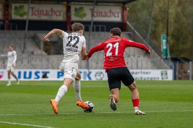 Duel between Luca Damiano Molinari SG Sonnenhof Großaspach, 27 and Tim Mueller 1 FSV Mainz 05 II, 22 , SG Sonnenhof Großaspach vs 1 FSV Mainz 05 II, Football, Regionalliga Südwest, Matchday 15, Season 2025 2026, 01 11 2025 SG Sonnenhof Großaspach vs 1 FSV Mainz 05 II, Football, Regionalliga Südwest, Matchday 15, Season 2025 2026, 01 11 2025 Aspach Copyright: xEibner-Pressefoto PhilipxZieglerx EP_PZR
