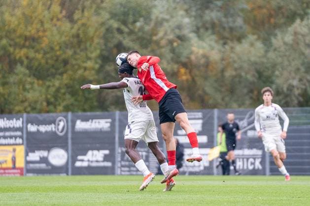 Duel between Antonis Aidonis SG Sonnenhof Großaspach, 15 and Andre Gitau 1 FSV Mainz 05 II, 11 , SG Sonnenhof Großaspach vs 1 FSV Mainz 05 II, Football, Regionalliga Südwest, Matchday 15, Season 2025 2026, 01 11 2025 SG Sonnenhof Großaspach vs 1 FSV Mainz 05 II, Football, Regionalliga Südwest, Matchday 15, Season 2025 2026, 01 11 2025 Aspach Copyright: xEibner-Pressefoto PhilipxZieglerx EP_PZR