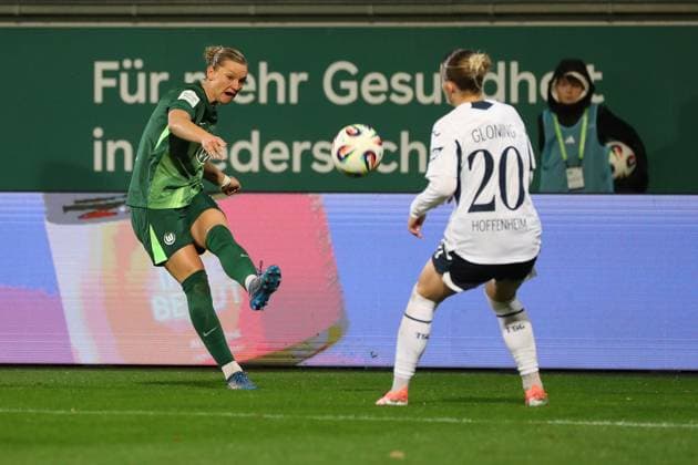 VfL Hoffenheim, BL Frauen Wolfsburg, 01 11 2025, FUßBALL VfL Wolfsburg vs TSG 1899 Hoffenheim, Google Pixel Frauen Bundesliga, Saison 2025 26 Alexandra Popp VfL Wolfsburg , Laura Gloning TSG 1899 Hoffenheim Wolfsburg