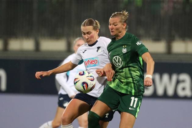 VfL Hoffenheim, BL Frauen Wolfsburg, 01 11 2025, FUßBALL VfL Wolfsburg vs TSG 1899 Hoffenheim, Google Pixel Frauen Bundesliga, Saison 2025 26 Feli Delacauw TSG 1899 Hoffenheim , Alexandra Popp VfL Wolfsburg Wolfsburg Wolfsburg