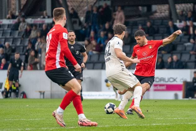 Goal kick by Michael Kleinschrodt SG Sonnenhof Großaspach, 11 , SG Sonnenhof Großaspach vs 1 FSV Mainz 05 II, Football, Regionalliga Südwest, Matchday 15, Season 2025 2026, 01 11 2025 SG Sonnenhof Großaspach vs 1 FSV Mainz 05 II, Football, Regionalliga Südwest, Matchday 15, Season 2025 2026, 01 11 2025 Aspach Copyright: xEibner-Pressefoto PhilipxZieglerx EP_PZR