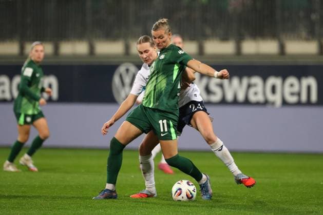 VfL Hoffenheim, BL Frauen Wolfsburg, 01 11 2025, FUßBALL VfL Wolfsburg vs TSG 1899 Hoffenheim, Google Pixel Frauen Bundesliga, Saison 2025 26 Alexandra Popp VfL Wolfsburg , Feli Delacauw TSG 1899 Hoffenheim Wolfsburg