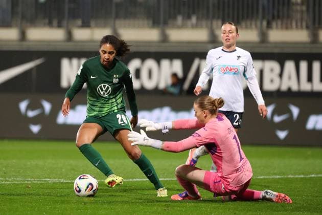 VfL Hoffenheim, BL Frauen Wolfsburg, 01 11 2025, FUßBALL VfL Wolfsburg vs TSG 1899 Hoffenheim, Google Pixel Frauen Bundesliga, Saison 2025 26 Cora Zicai VfL Wolfsburg , Goalkeeper Laura Dick TSG 1899 Hoffenheim Wolfsburg