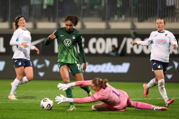 VfL Hoffenheim, BL Frauen Wolfsburg, 01 11 2025, FUßBALL VfL Wolfsburg vs TSG 1899 Hoffenheim, Google Pixel Frauen Bundesliga, Saison 2025 26 Cora Zicai VfL Wolfsburg , Goalkeeper Laura Dick TSG 1899 Hoffenheim Wolfsburg