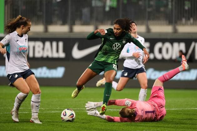 VfL Hoffenheim, BL Frauen Wolfsburg, 01 11 2025, FUßBALL VfL Wolfsburg vs TSG 1899 Hoffenheim, Google Pixel Frauen Bundesliga, Saison 2025 26 Cora Zicai VfL Wolfsburg , Goalkeeper Laura Dick TSG 1899 Hoffenheim Wolfsburg