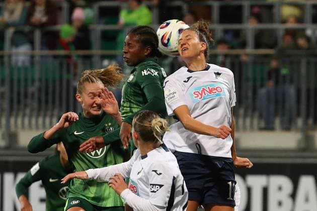 VfL Hoffenheim, BL Frauen Wolfsburg, 01 11 2025, FUßBALL VfL Wolfsburg vs TSG 1899 Hoffenheim, Google Pixel Frauen Bundesliga, Saison 2025 26 Lineth Beerensteyn VfL Wolfsburg , Franziska Harsch TSG 1899 Hoffenheim Wolfsburg