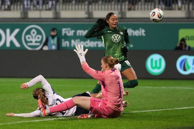 VfL Hoffenheim, BL Frauen Wolfsburg, 01 11 2025, FUßBALL VfL Wolfsburg vs TSG 1899 Hoffenheim, Google Pixel Frauen Bundesliga, Saison 2025 26 Wielle Douma TSG 1899 Hoffenheim , Goalkeeper Laura Dick TSG 1899 Hoffenheim , Kessya Bussy VfL Wolfsburg Wolfsburg Wolfsburg