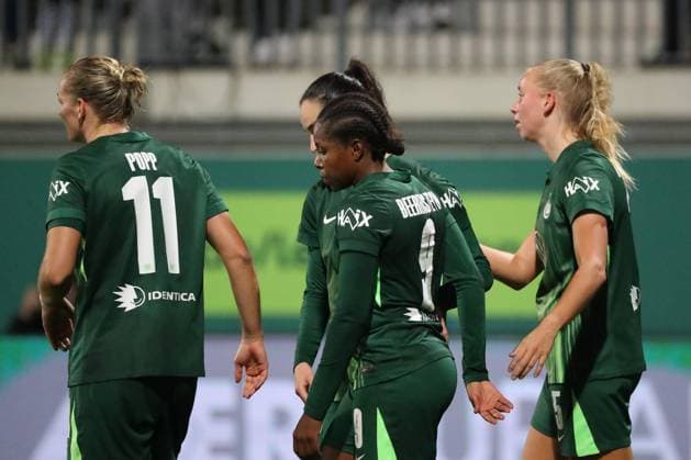 VfL Hoffenheim, BL Frauen Wolfsburg, 01 11 2025, FUßBALL VfL Wolfsburg vs TSG 1899 Hoffenheim, Google Pixel Frauen Bundesliga, Saison 2025 26 Lineth Beerensteyn VfL Wolfsburg cheers with the team after their goal to make it 1 0 Wolfsburg
