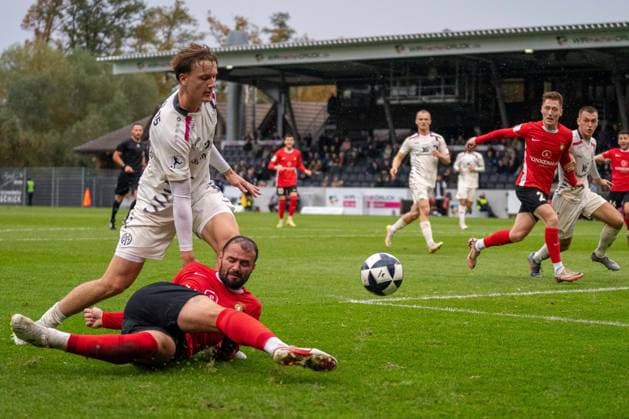 duel between Fabian Eisele SG Sonnenhof Großaspach, 23 and Konstantin Schopp 1 FSV Mainz 05 II, 41 , SG Sonnenhof Großaspach vs 1 FSV Mainz 05 II, Football, Regionalliga Südwest, Matchday 15, Season 2025 2026, 01 11 2025 SG Sonnenhof Großaspach vs 1 FSV Mainz 05 II, Football, Regionalliga Südwest, Matchday 15, Season 2025 2026, 01 11 2025 Aspach Copyright: xEibner-Pressefoto PhilipxZieglerx EP_PZR