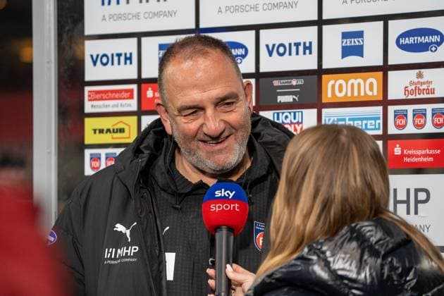 Interview for Sky Sport by Frank Schmidt FC Heidenheim, Head Coach , GER, 1 FC Heidenheim 1846 vs Eintracht Frankfurt, Football, 1 Bundesliga, Matchday 9, Season 2025 2026, 01 11 2025, DFL REGULATIONS PROHIBIT ANY USE OF PHOTOGRAPHS AS IMAGE SEQUENCES AND OR QUASI VIDEO, GER, 1 FC Heidenheim 1846 vs Eintracht Frankfurt, Football, 1 Bundesliga, Matchday 9, Season 2025 2026, 01 11 2025, Heidenheim Copyright: xEibner-Pressefoto EdwardxCheungx EP_ECG
