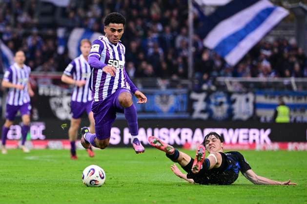 Kevin Wiethaup 19 Osnabrueck in duel with Simon Symalla MSV Duisburg, 23 , VfL Osnabrueck vs MSV Duisburg, Soccer, 3 Liga, 13 Matchday, 01 11 2025 DFB regulations prohibit any use of photographs as image sequences and or quasi video Osnabrueck Niedersachsen Germany Copyright: xkolbert-press MarcxNiemeyerx