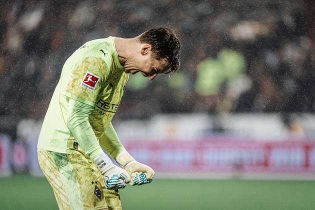 Soccer Men Season 2025 2026 Soccer Bundesliga 09 Matchday FC St Pauli vs Borussia Mönchengladbach 01 11 2025 Moritz Nicolas 33, Borussia Mönchengladbach cheers after the final whistle for the victory Hamburg Millerntor Stadion Hamburg Germany