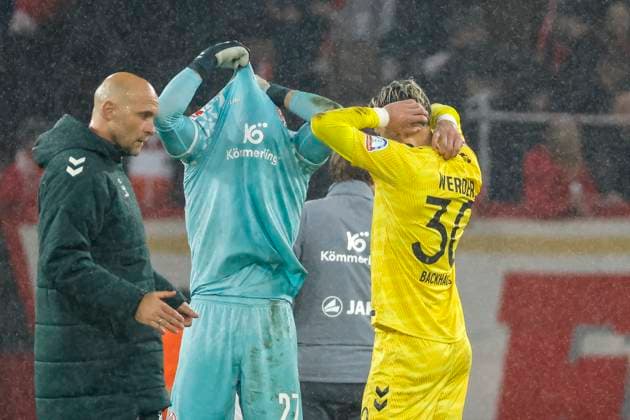 Robin Zentner 1 FSV Mainz, 27 and Mio Backhaus SV Werder Bremen, 30 after the match , Germany, Football, 1 Bundesliga, Matchday 9, 2025 2026, 1 FSV Mainz vs Werder Bremen, 01 11 2025, Mewa Arena, Mainz, Germany Mainz Mewa Arena Rheinland Pfalz Germany Copyright: xGrantxHubbsx
