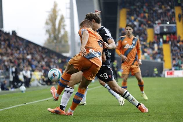 CALCIO - Serie A - Udinese Calcio vs Atalanta BC Atalanta s MARIO PASALIC in action against Udinese s Jurgen Ekkelenkamp and Udinese s ALESSANDRO ZANOLI during the 2026 Italian Serie A ENILIVE 2025 26 football match between Udinese and Atalanta at Bluenergy Stadium on November 1st, 2025, Udine, Italy Udine Italy  Copyright: xIPAxSport ABACAx