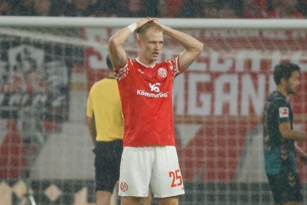 Lennard Maloney 1 FSV Mainz, 15 after the match , Germany, Football, 1 Bundesliga, Matchday 9, 2025 2026, 1 FSV Mainz vs Werder Bremen, 01 11 2025, Mewa Arena, Mainz, Germany Mainz Mewa Arena Rheinland Pfalz Germany Copyright: xGrantxHubbsx