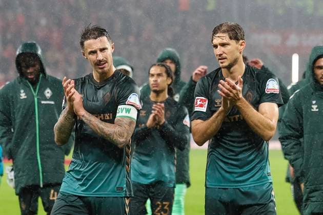 Marco Friedl SV Werder Bremen, 32 and Niklas Stark SV Werder Bremen, 04 after the match , Germany, Soccer, 1 Bundesliga, Matchday 9, 2025 2026, 1 FSV Mainz vs Werder Bremen, 01 11 2025, Mewa Arena, Mainz, Germany Mainz Mewa Arena Rheinland Pfalz Germany Copyright: xGrantxHubbsx
