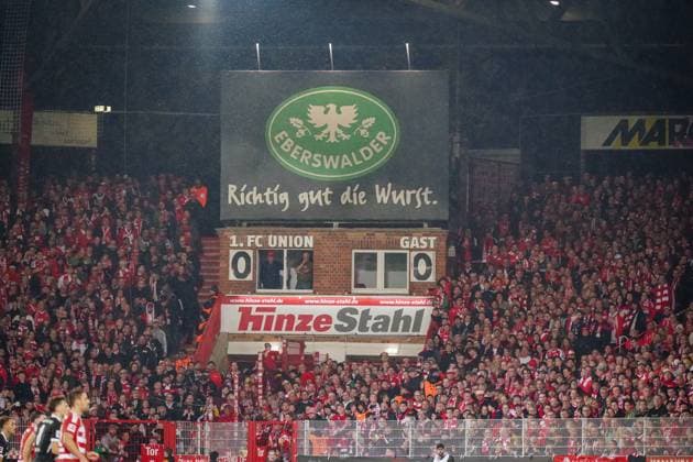 Germany Football Bundesliga 2025 26, 9 Matchday 1 FC Union Berlin vs SC Freiburg An der Alten Försterei Berlin Scoreboard in the stadium An der Alten Försterei with the lettering Richtig gut die Wurst from sponsor Eberswalder Union fans in red and white colors fill the stands, score 0 0 Typical home game atmosphere in Berlin Köpenick Keywords Union Berlin, Bundesliga, stadium, fans, scoreboard, Eberswalder, advertising, soccer, Berlin Berlin Germany Copyright: xJOERANxSTEINSIEKx