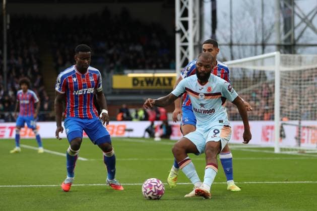 1st November 2025; Selhurst Park, Selhurst, London, England; Premier League Football, Crystal Palace versus Brentford; Igor Thiago of Brentford keeps the ball under pressure from Maxence Lacroix and Marc Guehi of Crystal Palace  KatiexChan