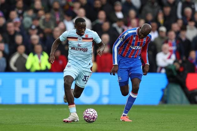 1st November 2025; Selhurst Park, Selhurst, London, England; Premier League Football, Crystal Palace versus Brentford; Michael Kayode of Brentford and Jean-Philippe Mateta of Crystal Palace chase a through ball  KatiexChan