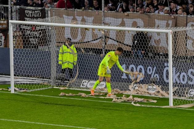 33 Moritz Nicolas Gladbach frees his goal from toilet paper Germany , Hamburg , Millerntorstadion , Football , 1 Bundesliga , FC St Pauli Borussia Mönchengladbach