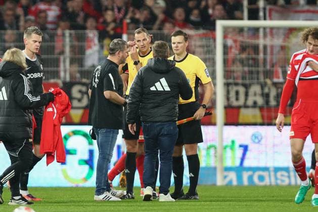 01 11 2025, xtgx, Soccer 1 Bundesliga, 1 FC Union Berlin SC Freiburg emspor, v l Steffen Baumgart Union Berlin, coach and Horst Heldt Union Berlin, managing director at referee, referee Sören Storks DFL DFB REGULATIONS PROHIBIT ANY USE OF PHOTOGRAPHS as IMAGE SEQUENCES and or QUASI VIDEO Berlin