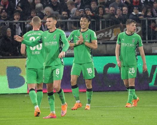Cheers Shuto Machino Borussia Moenchengladbach to 0 3 Football, 1 BL, Season 2025 2026, Men, FC St Pauli vs Borussia Moenchengladbach, Millerntor Stadion DFL REGULATIONS PROHIBIT ANY USE OF PHOTOGRAPHS AS IMAGE SEQUENCES AND OR QUASI VIDEO