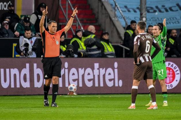 Nikola Vasilj Pauli concedes the 0 1 from 15 Haris Tabakovic Gladbach VAR Referee Robert Hartmann gives the goal Germany , Hamburg , Millerntorstadion , Football , 1 Bundesliga , FC St Pauli Borussia Mönchengladbach