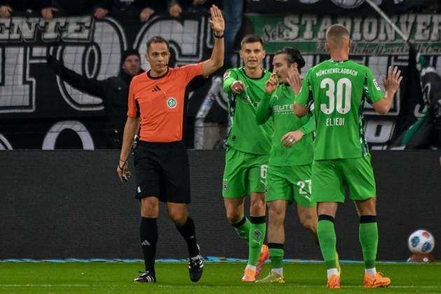 Nikola Vasilj Pauli concedes 0 1 from 15 Haris Tabakovic Gladbach VAR Referee Robert Hartmann Germany , Hamburg , Millerntorstadion , Football , 1 Bundesliga , FC St Pauli Borussia Mönchengladbach