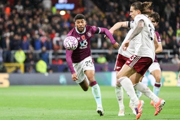 Josh Laurent (29 Burnley) chases the ball during the Premier League match between Burnley and Arsenal at Turf Moor in Burnley, England on November 1st 2025. Copyright: xSeanxChandlerx xSPPx Sportspressphoto_SPR54883