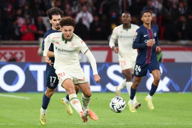 FOOTBALL : Paris Saint Germain Vs OGC Nice - Ligue 1 - 01 11 2025 Tom Louchet (OGC Nice) Vs Vitinha (PSG) ParisFrance  Copyright: xMichaelxBaucherx