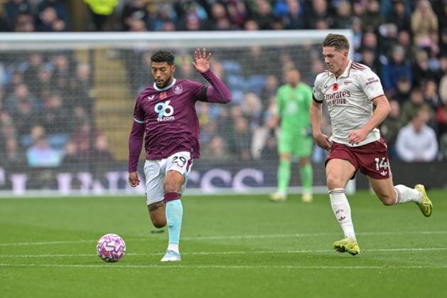1st November 2025; Turf Moor, Burnley, Lancashire, England; Premier League Football, Burnley versus Arsenal; Josh Laurent of Burnley is pressured by Viktor Gyokeres of Arsenal  LeexDurkin
