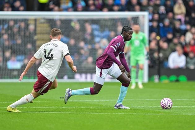 1st November 2025; Turf Moor, Burnley, Lancashire, England; Premier League Football, Burnley versus Arsenal; Viktor Gyokeres of Arsenal pressures Axel Tuanzebe of Burnley  LeexDurkin