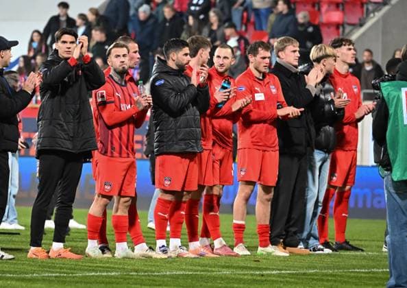 01 11 2025, xsltx, Soccer 1 Bundesliga, 1 FC Heidenheim Eintracht Frankfurt v l Thanks from the Heidenheim team to the fans after the draw against Eintracht Frankfurt DFL DFB REGULATIONS PROHIBIT ANY USE OF PHOTOGRAPHS as IMAGE SEQUENCES and or QUASI VIDEO