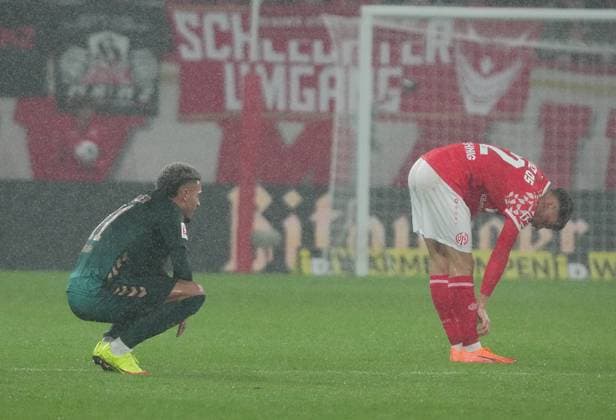 GER, 1 FBL, 1 FSV Mainz 05 vs Werder Bremen 01 11 2025, MEWA Arena, Mainz, GER, 1 FBL, 1 FSV Mainz 05 vs Werder Bremen , im Bild Justin Njinmah Bremen , Nikolas Veratschnig Mainz DFL regulations prohibit any use of photographs as image sequences and or quasi video nordphotoxGmbHx xBratic nph00250