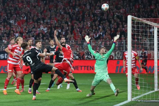 01 11 2025, xtgx, Soccer 1 Bundesliga, 1 FC Union Berlin SC Freiburg emspor, v l Lucas Hoeler Höler, SC Freiburg, 9 Kopfball schiesst den Ball aufs Tor, Torschuss, Schuss DFL DFB REGULATIONS PROHIBIT ANY USE OF PHOTOGRAPHS as IMAGE SEQUENCES and or QUASI VIDEO Berlin