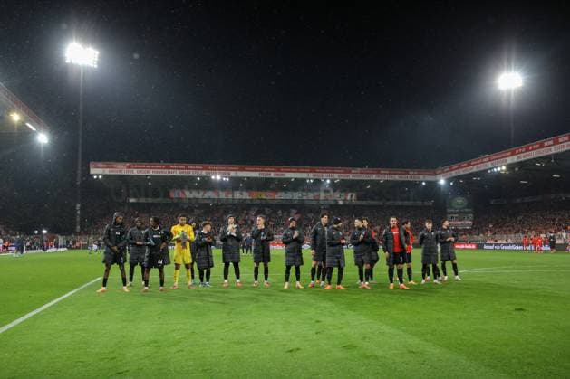 01 11 2025, xtgx, Fussball 1 Bundesliga, 1 FC Union Berlin SC Freiburg emspor, v l Freiburg Bedankt sich bei den Fans DFL DFB REGULATIONS PROHIBIT ANY USE OF PHOTOGRAPHS as IMAGE SEQUENCES and or QUASI VIDEO Berlin