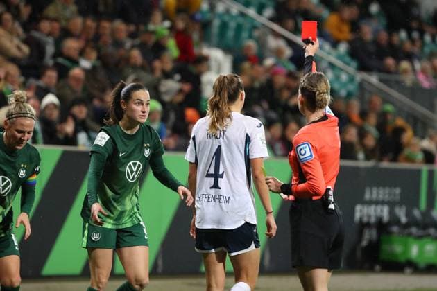 VfL Hoffenheim, BL Frauen Wolfsburg, 01 11 2025, FUßBALL VfL Wolfsburg vs TSG 1899 Hoffenheim, Google Pixel Frauen Bundesliga, Saison 2025 26 Referee Miriam Schwermer shows Lisann Kaut TSG 1899 Hoffenheim the yellow-red card Wolfsburg