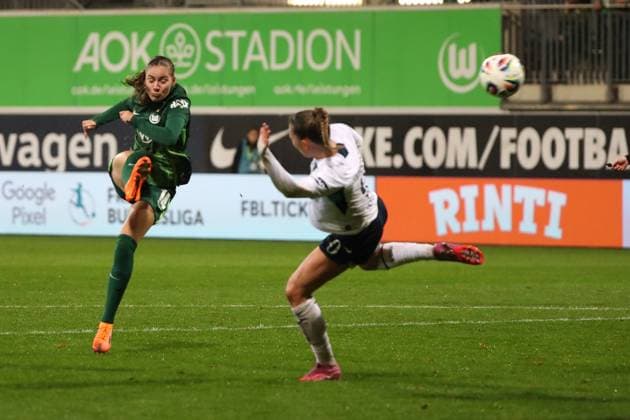 VfL Hoffenheim, BL Frauen Wolfsburg, 01 11 2025, FUßBALL VfL Wolfsburg vs TSG 1899 Hoffenheim, Google Pixel Frauen Bundesliga, Saison 2025 26 Smilla Vallotto VfL Wolfsburg scores goal for 2 0, Laura Gloning TSG 1899 Hoffenheim Wolfsburg